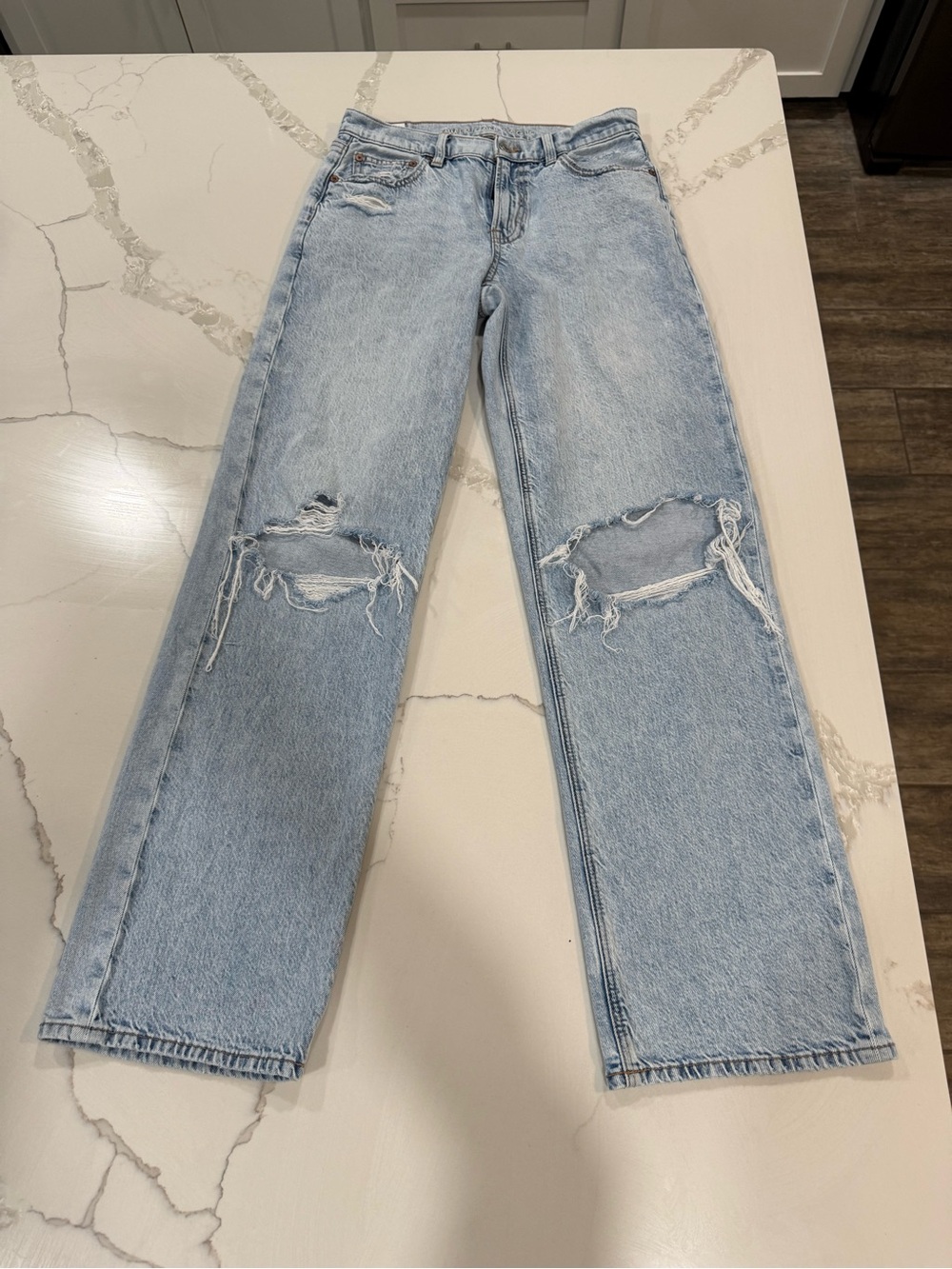 AE Strigid Ripped High-Waisted
Stovepipe Jean